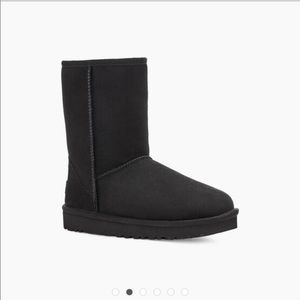 Short black uggs